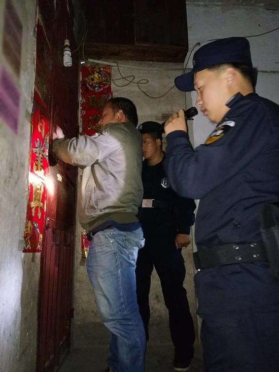 潜江粗心妈妈误将幼女锁家中 民警全城寻开锁师傅开门