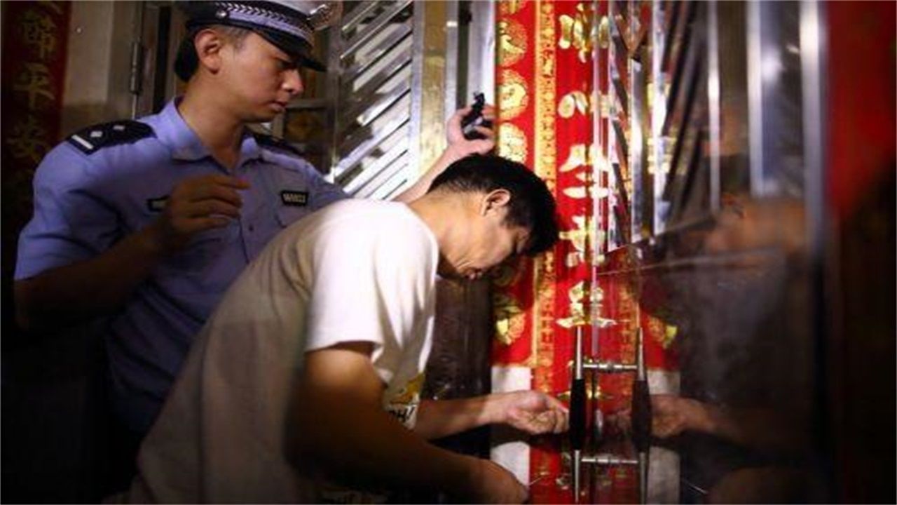 潜江请开锁师傅开了锁后，师傅为什么一般都不进门，就算主人请也不进去？